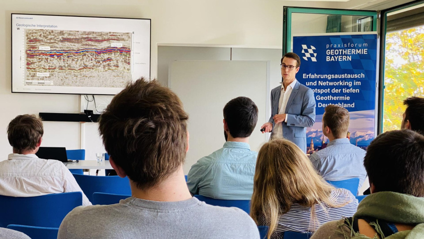 Mann hält einen Vortrag