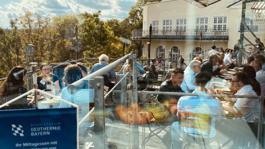 Menschenmenge beim Essen