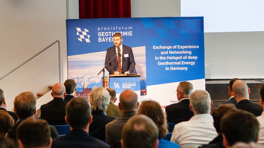 Dr. Jochen Schneider hält einen Vortrag