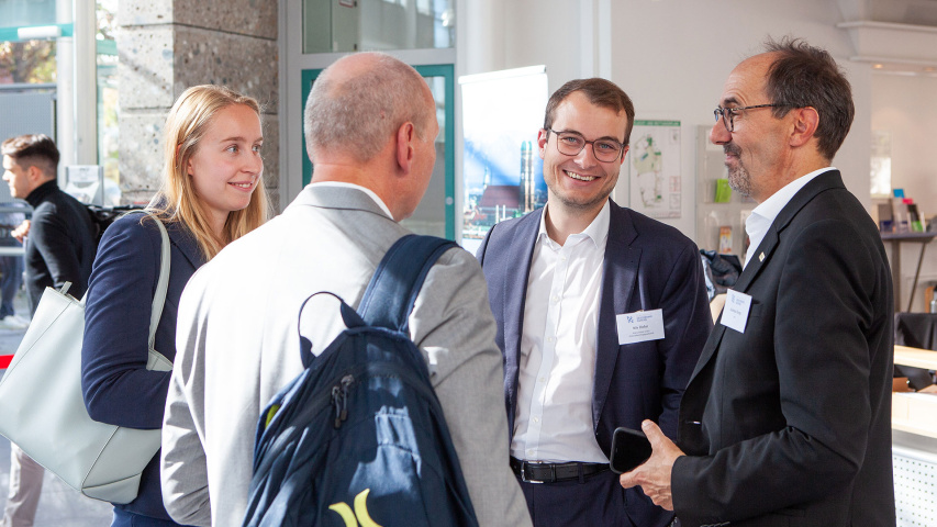 Unterhaltung von vier Personen