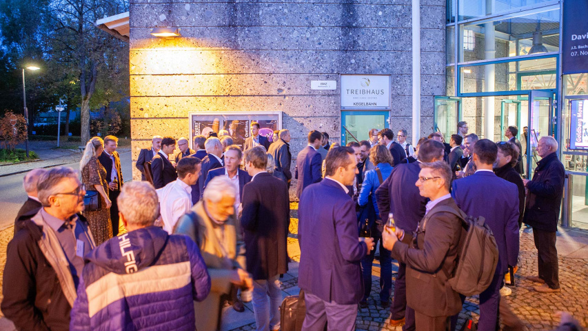 Menschenmenge in der Dämmerung