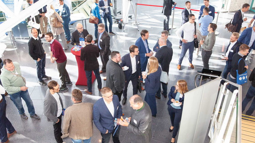 Menschenmenge in einem Raum