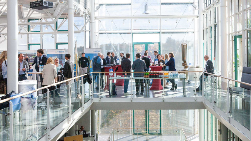 Menschenmenge im Foyer Bürgerhaus in Pullach